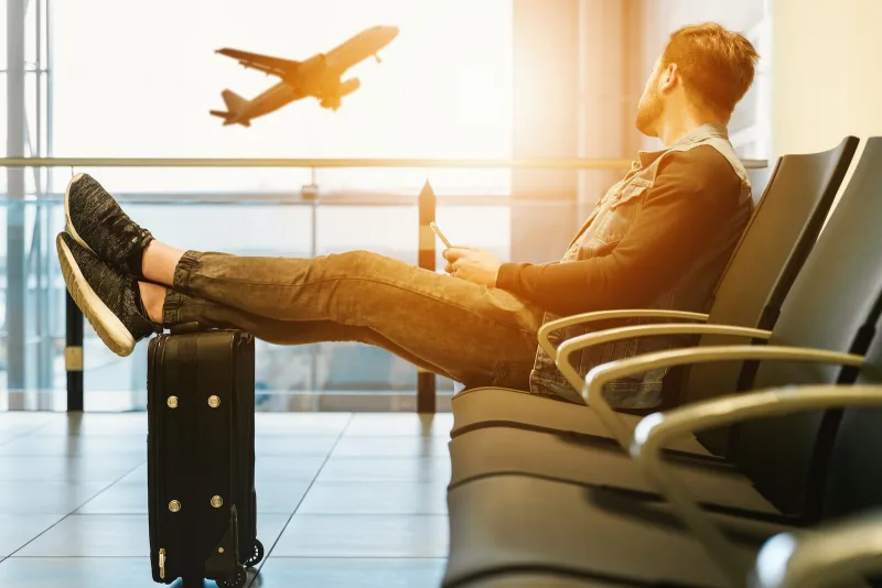 Voyageur à l'aéroport attendant son taxi