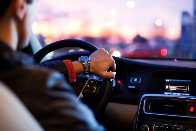 Chauffeur au volant – trajet en taxi en toute sécurité