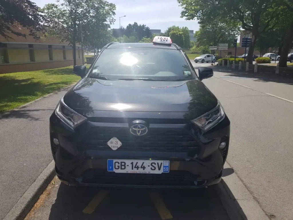 Le taxi Taximad, Toyota RAV4 hybride noir, vu de face