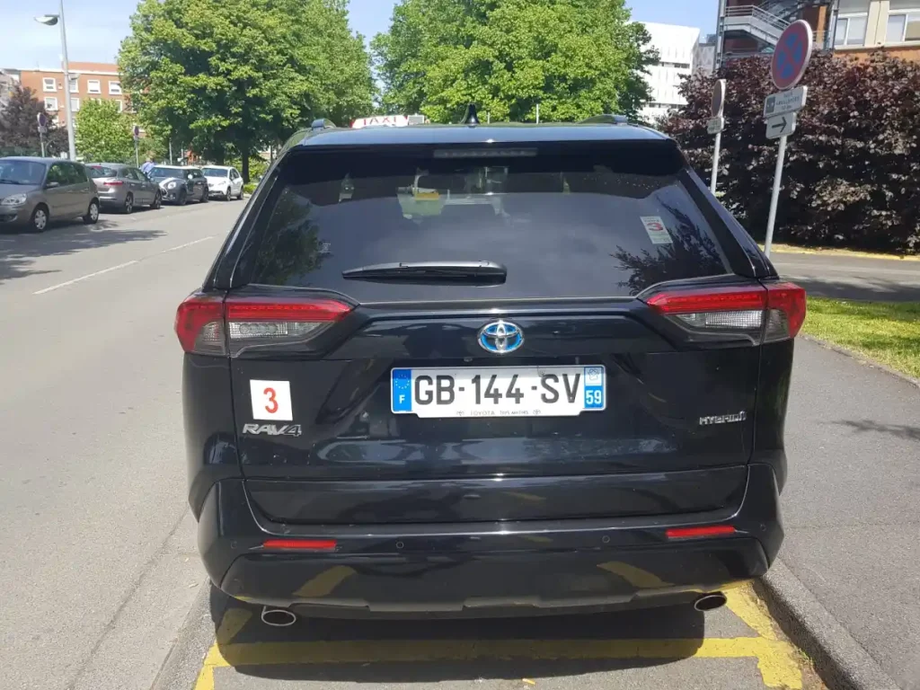 Arrière du taxi Taximad, Toyota RAV4 hybride avec grand coffre