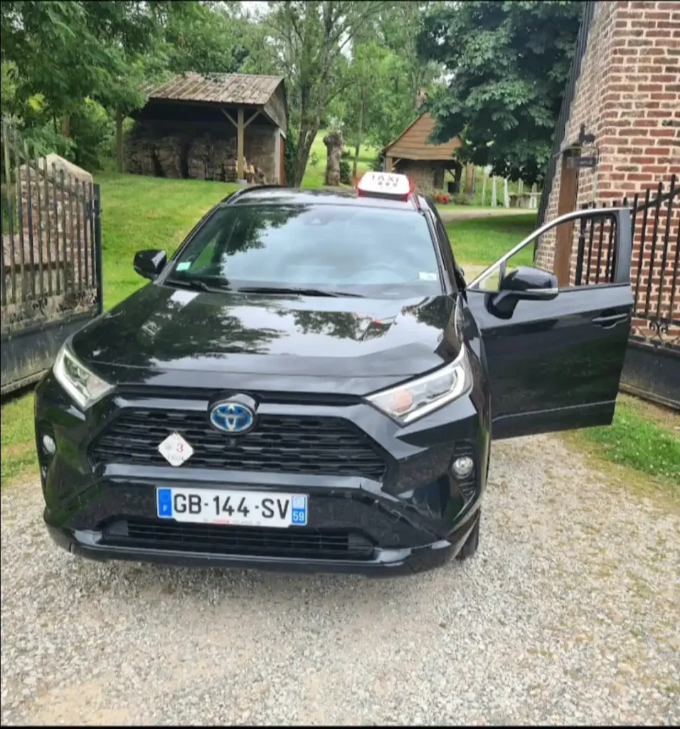 Taxi Taximad Toyota RAV4 hybride noir, portière ouverte